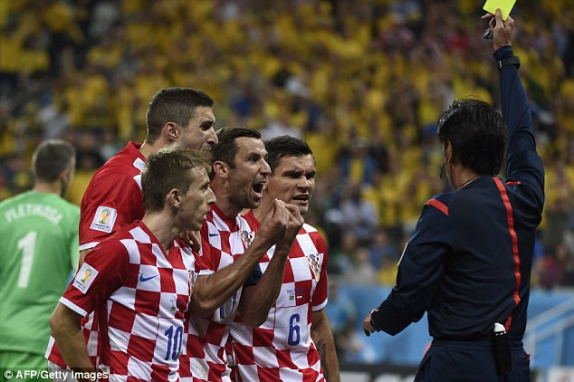 HLV Croatia đề nghị chuyển sang chơi bóng rổ và dọa bỏ giải ảnh 2