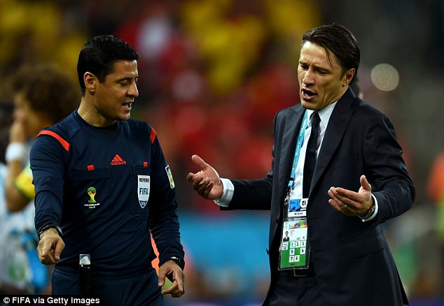 HLV Croatia đề nghị chuyển sang chơi bóng rổ và dọa bỏ giải ảnh 1