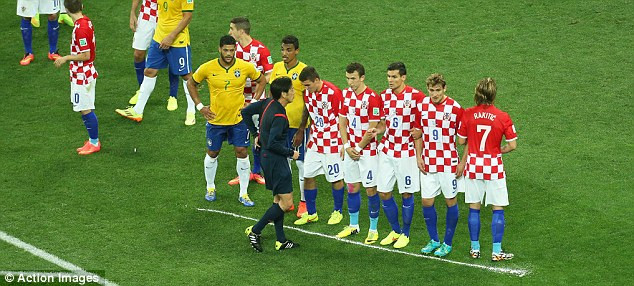 Trọng tài áp dụng công nghệ “kỳ lạ” của FIFA ngay ở trận mở màn ảnh 1