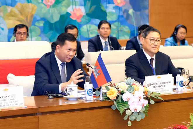 ttxvn-chu-tich-quoc-hoi-vuong-dinh-hue-hoi-kien-thu-tuong-campuchia-samdech-hun-manet-8-5572.jpg