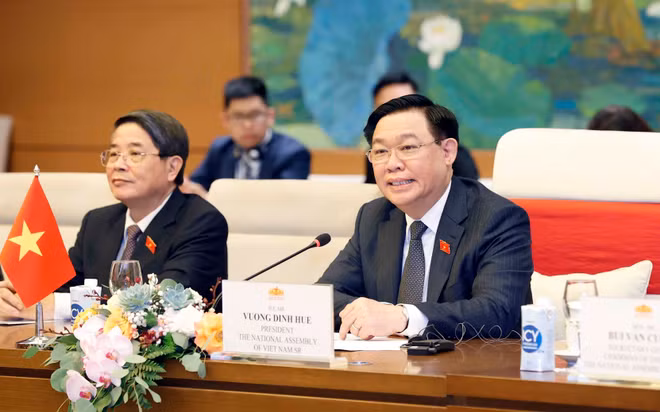 ttxvn-chu-tich-quoc-hoi-vuong-dinh-hue-hoi-kien-thu-tuong-campuchia-samdech-hun-manet-7-3695.jpg