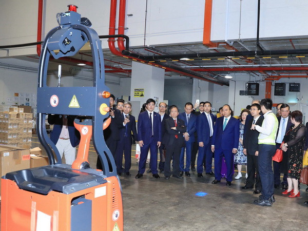 Thủ tướng Nguyễn Xuân Phúc thăm Công ty Supply Chain City. Ảnh: Thống Nhất-TTXVN Thủ tướng Nguyễn Xuân Phúc thăm Cảng Singapore và Supply Chain City ảnh 2