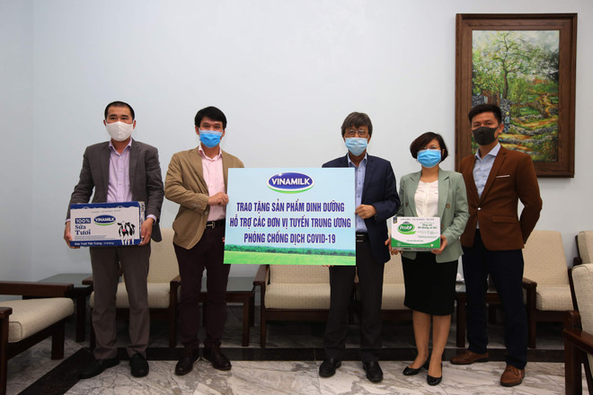 Vinamilk ủng hộ gần 15 tỷ đồng hỗ trợ tuyến đầu chống dịch COVID-19 ảnh 1