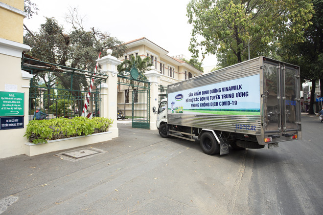 Vinamilk ủng hộ gần 15 tỷ đồng hỗ trợ tuyến đầu chống dịch COVID-19 ảnh 2
