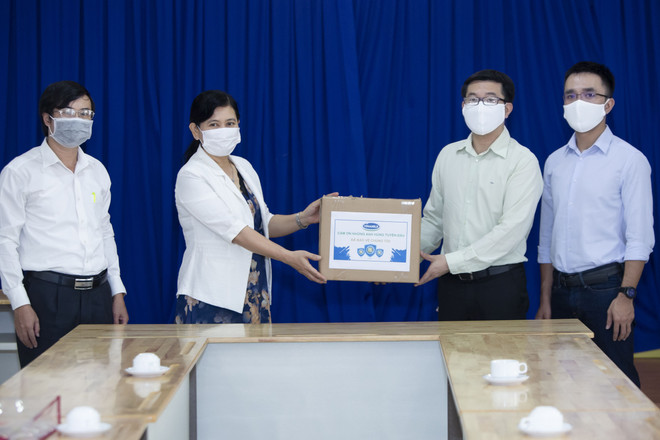 Vinamilk ủng hộ gần 15 tỷ đồng hỗ trợ tuyến đầu chống dịch COVID-19 ảnh 4