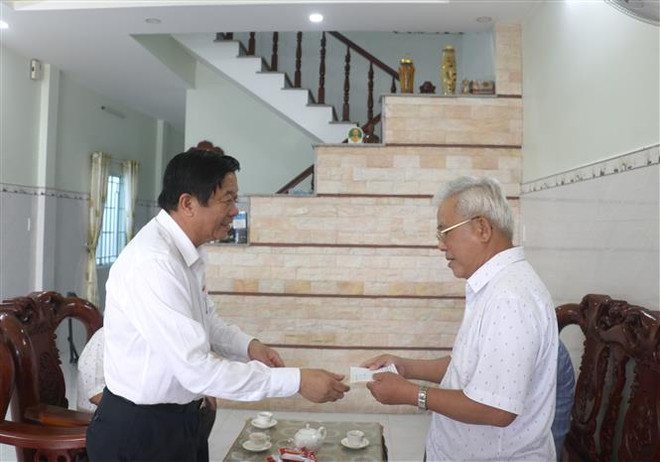 Bí thư Tỉnh ủy Vĩnh Long Bùi Văn Nghiêm thăm gia đình chính sách tại phường 8, thành phố Vĩnh Long. (Ảnh: Lê Thúy Hằng/TTXVN) Các hoạt động nhân kỷ niệm 75 năm ngày thương binh liệt sỹ ảnh 3