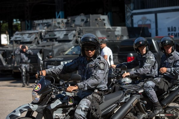 Cảnh sát Brazil vất vả với các cổ động viên cuồng nhiệt ảnh 1