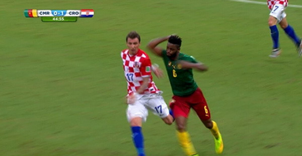 Alex Song thành thảm họa khi triệt hạ đối phương bằng cùi chỏ ảnh 1