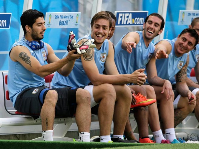 Uruguay ngóng chấn thương của Suarez trước trận đấu với Anh ảnh 1