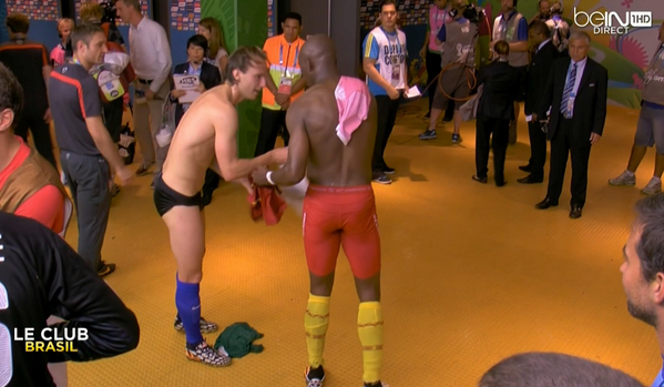 Cầu thủ của Croatia và Cameroon gây sốc khi trao đổi quần ảnh 1