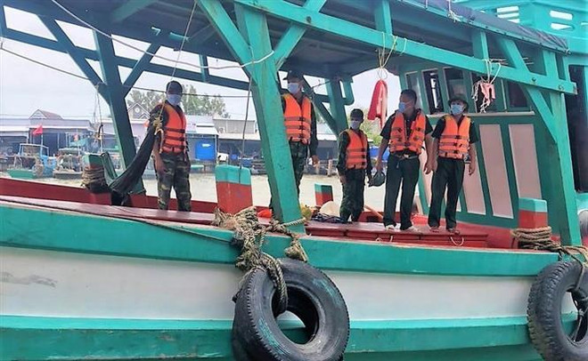 Lực lượng biên phòng tăng cường công tác kiểm soát tàu cá ra, vào cửa biển; kiên quyết không cho tham gia hoạt động khai thác thủy sản trên biển nếu không đảm bảo theo quy định. (Ảnh: Huỳnh Anh/TTXVN) Doanh nghiệp và ngư dân nâng cao ý thức, quyết tâm gỡ thẻ vàng IUU ảnh 3