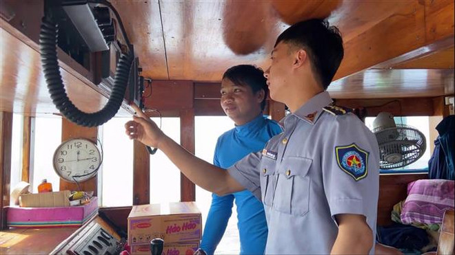 Kiểm ngư kiểm tra trang bị giám sát hành trình trên các tàu cá đang đánh bắt trên biển. (Ảnh: TTXVN phát) Doanh nghiệp và ngư dân nâng cao ý thức, quyết tâm gỡ thẻ vàng IUU ảnh 2