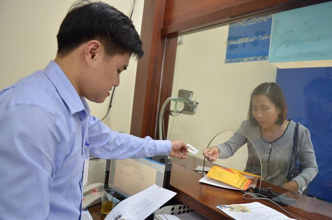Người dân đến các cơ sở để làm hồ sơ cấp đổi và nhận giấy phép lái xe. (Ảnh: Việt Hùng/Vietnam+) Bộ GTVT xác minh trường hợp cố tình báo mất để cấp lại bằng lái xe ảnh 1