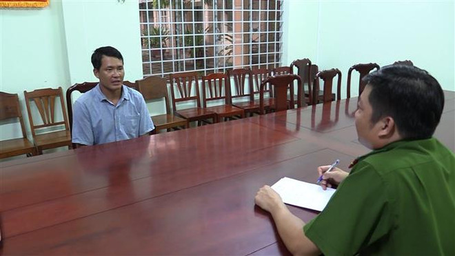 Đối tượng Chu Văn Thảo là nghi can trong vụ án ra đầu thú tại cơ quan công an. (Ảnh : Nguyễn Văn Việt/TTXVN) Bình Dương: Nghi can giết người ra đầu thú sau 3 ngày gây án ảnh 1