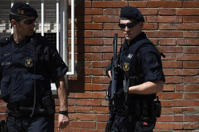 Cảnh sát Tây Ban Nha tại Cornella, Catalonia. (Ảnh: AFP/TTXVN) Tây Ban Nha triển khai chiến dịch chống khủng bố lớn tại Catalonia ảnh 1