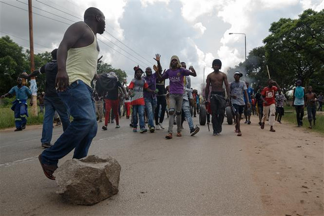 Biểu tình bạo lực tại Zimbabwe, ít nhất 3 người bị bắn chết ảnh 1