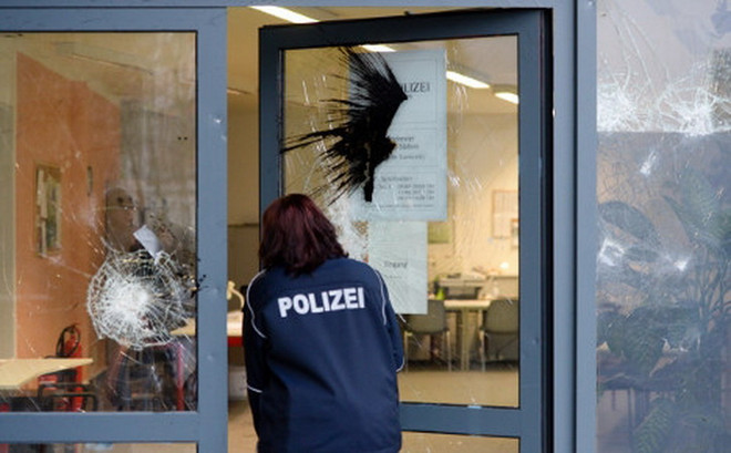 50 đối tượng tấn công đồn cảnh sát, đốt xe tuần tra ở Đức ảnh 1