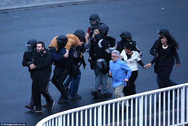 Pháp: Những con tin mưu trí thoát họng súng của khủng bố ra sao ảnh 1