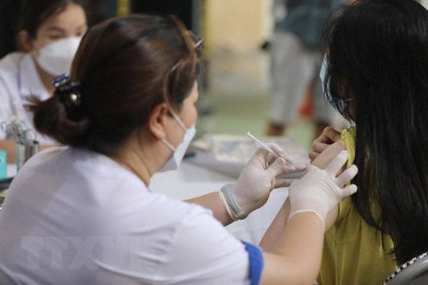 Nhân viên y tế tiêm vaccine cho người dân. (Ảnh: Minh Quyết/TTXVN) Ngày 22/7: Ghi nhận 41 ca mắc mới COVID-19, 3 bệnh nhân thở ôxy ảnh 1