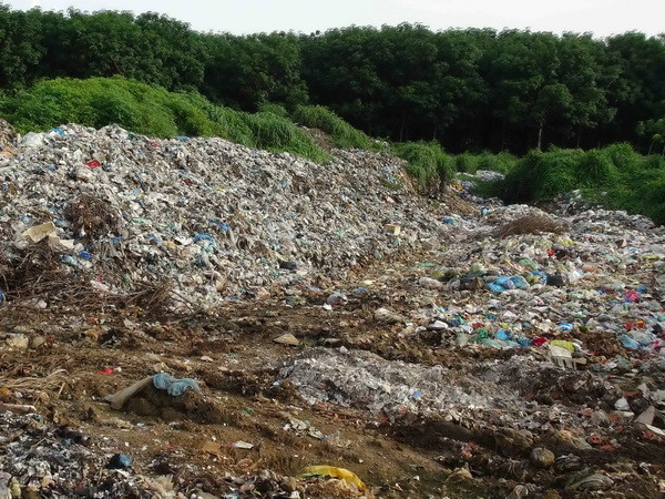 Đổ rác cạnh trạm bơm, người dân Kon Tum có nguy cơ dùng nước bẩn ảnh 1