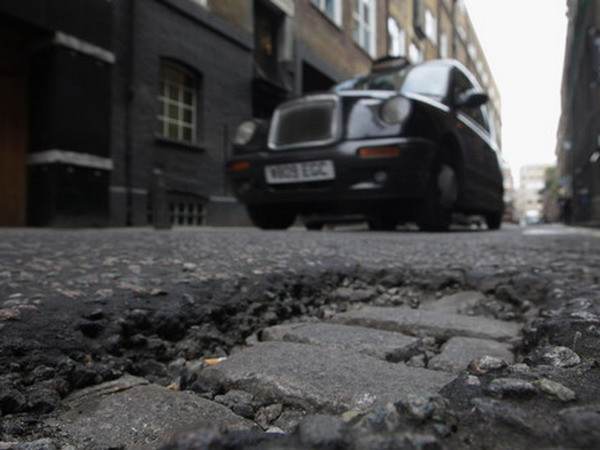 Anh chế tạo thiết bị phán đoán nguy cơ xuất hiện ổ gà trên đường ảnh 1