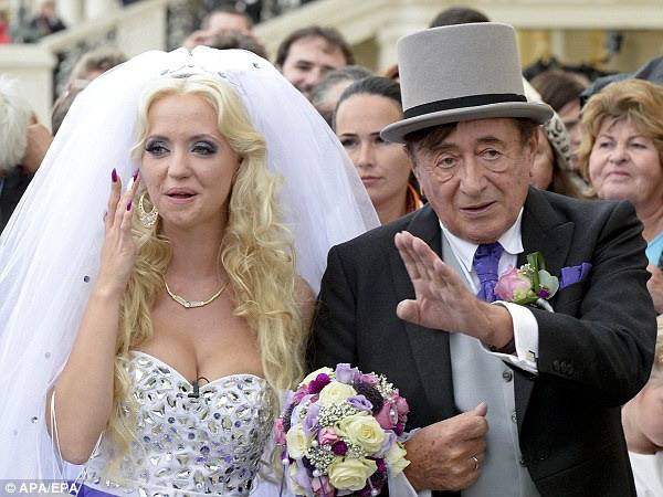 Cựu người mẫu Playboy Cathy Schmitz kết hôn với tỷ phú 82 tuổi ảnh 1