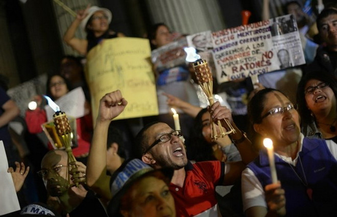 Hàng nghìn người tuần hành đòi Tổng thống Guatemala từ chức ảnh 1