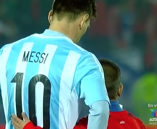 Lionel Messi "hóa đá" khi selfie cùng cổ động viên nhí Chile ảnh 1