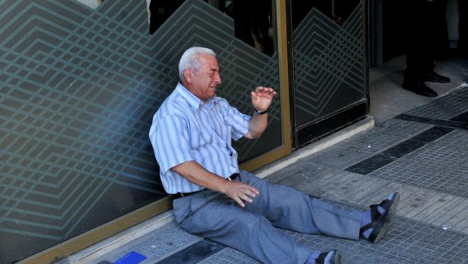 Đau lòng hình ảnh cụ ông người Hy Lạp ngồi khóc cạnh ngân hàng ảnh 1