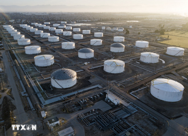 Kho dự trữ dầu thô ở Carson, California, Mỹ. (Ảnh: AFP/TTXVN) 3005giadau.jpg