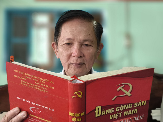 Ông Lê Văn Thiệm, Đảng viên 35 năm tuổi đảng, tại ấp 6 Thị trấn Giồng Trôm (Bến Tre) nghiên cứu văn kiện của Đảng. (Ảnh: Huỳnh Phúc Hậu/ TTXVN) TTXVN_3105Dangvien3.jpg