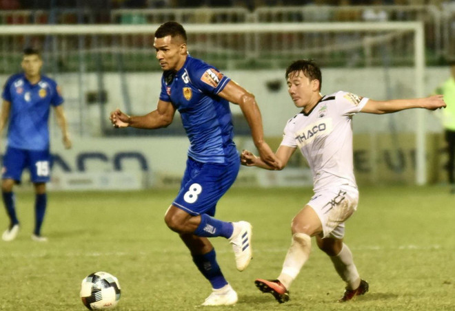 Hồng Duy chấn thương nặng ở trận HAGL thua ngược Quảng Nam ảnh 1