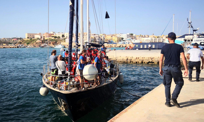 Thêm một tàu chở người tị nạn cập cảng Italy bất chấp lệnh cấm ảnh 1