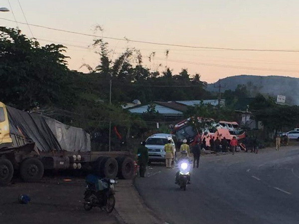 Xe rơmooc và xe khách đâm nhau làm 2 hành khách bị mắc kẹt ảnh 1