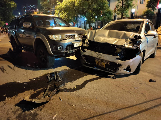Hiện trường vụ tại nạn liên hoàn tại phố Ngô Thì Nhậm (Quang Trung, Hà Đông). (Ảnh: TTXVN phát) Vụ tông xe liên hoàn nghiêm trọng ở Hà Đông: Tạm giữ 1 người ảnh 1