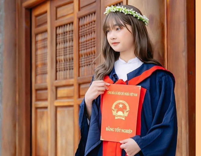 Cô học trò nghèo vượt qua bệnh tật trở thành thủ khoa khối C ảnh 1