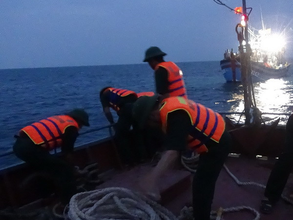 Trợ giúp khẩn cấp cho tàu cá cùng 38 ngư dân trôi dạt trên biển ảnh 1