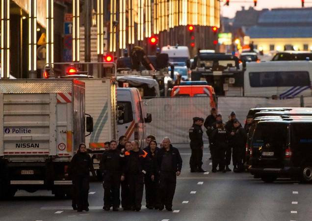 Cảnh sát Bỉ phong tỏa ga tàu điện ngầm Maelbeek ở Brussels sau vụ tấn công khủng bố ngày 22/3. (Nguồn: AFP/TTXVN) Bỉ mất gần 1 tỷ euro sau loạt vụ tấn công khủng bố ở Brussels ảnh 1