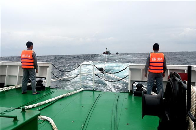 Cứu kịp thời 10 thuyền viên trên tàu cá gặp nạn ở vùng biển Cồn Cỏ ảnh 1