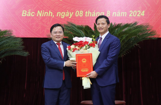 ttxvn bac_ninh_cong_bo_cac_quyet_dinh_ve_cong_tac_can_bo3.jpg