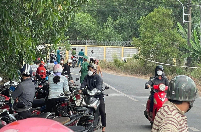 Bình Dương: Hai thanh niên đi xe môtô tử vong sau khi lao xuống cống ảnh 1