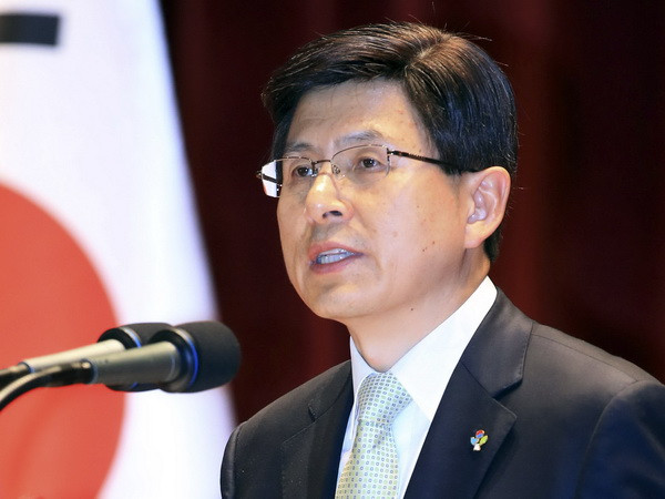 Thủ tướng Hwang Kyo-ahn, người đang giữ chức quyền Tổng thống Hàn Quốc. (Nguồn: Getty Images) Hàn Quốc kêu gọi quân đội cảnh giác sau vụ luận tội Tổng thống ảnh 1