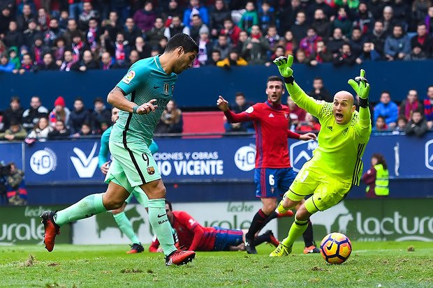 Suarez là người mở tỷ số cho Barcelona. (Nguồn: Getty Images) Lionel Messi lập cú đúp giúp Barcelona giành chiến thắng ảnh 2