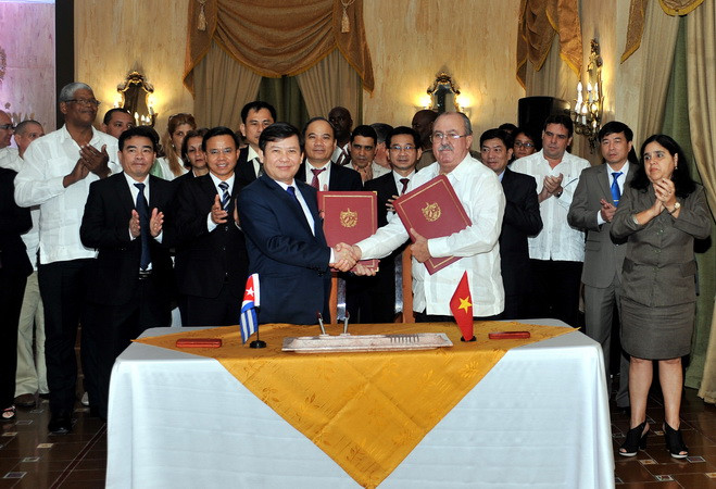 Viện trưởng Viện Kiểm sát nhân dân Tối cao Lê Minh Trí và Viện trưởng Viện Kiểm sát Tối cao Cuba Darío Delgado Cura ký thỏa thuận hợp tác giai đoạn 2017-2018. (Ảnh: Lê Hà/TTXVN) Đoàn Viện Kiểm sát Nhân dân Tối cao Việt Nam thăm chính thức Cuba ảnh 1