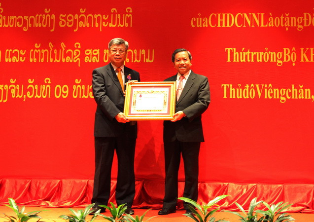 Bộ trưởng Bộ Khoa học và Công nghệ Lào đã trao tặng Huân chương Isala hạng Ba cho ông Trần Việt Thanh, Thứ trưởng Bộ Khoa học và Công nghệ Việt Nam. (Ảnh: Phạm Kiên/TTXVN) Lào trao Huân chương Itsala cho Thứ trưởng Bộ KHCN Việt Nam ảnh 1