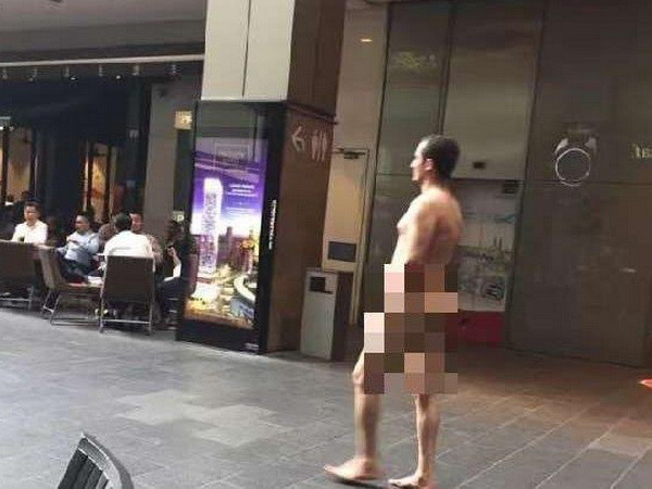 Khỏa thân đi dạo giữa trung tâm thương mại ở Kuala Lumpur ảnh 1