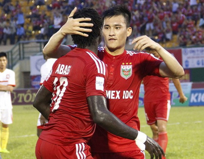 Công Vinh ăn mừng bàn thắng cùng Abass. Công Vinh đi vào lịch sử V-League với pha làm bàn "siêu nhanh" ảnh 1
