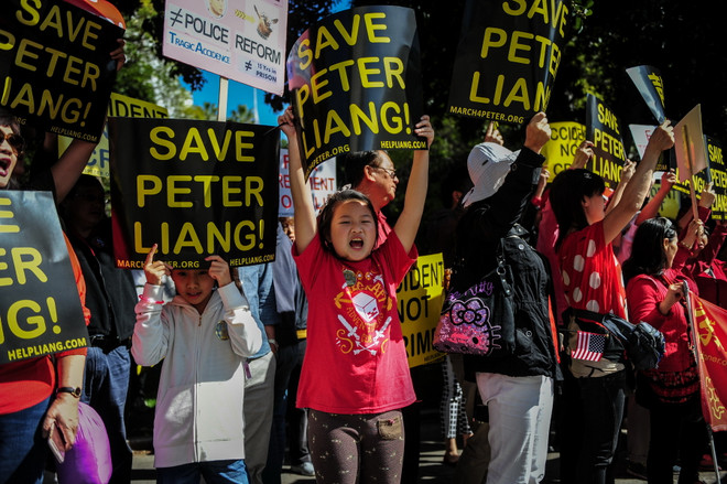 Biểu tình lớn ở Mỹ phản đối vụ kết tội một cảnh sát gốc Hoa ảnh 1