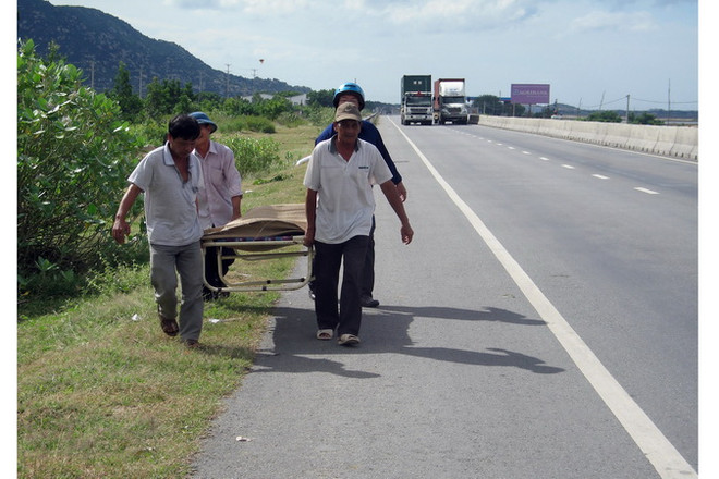 Ninh Thuận: Môtô phân khối lớn đâm chết 1 người băng qua Quốc lộ 1A ảnh 1