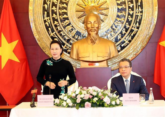 Chủ tịch Quốc hội thăm Đại sứ quán Việt Nam tại Trung Quốc ảnh 2